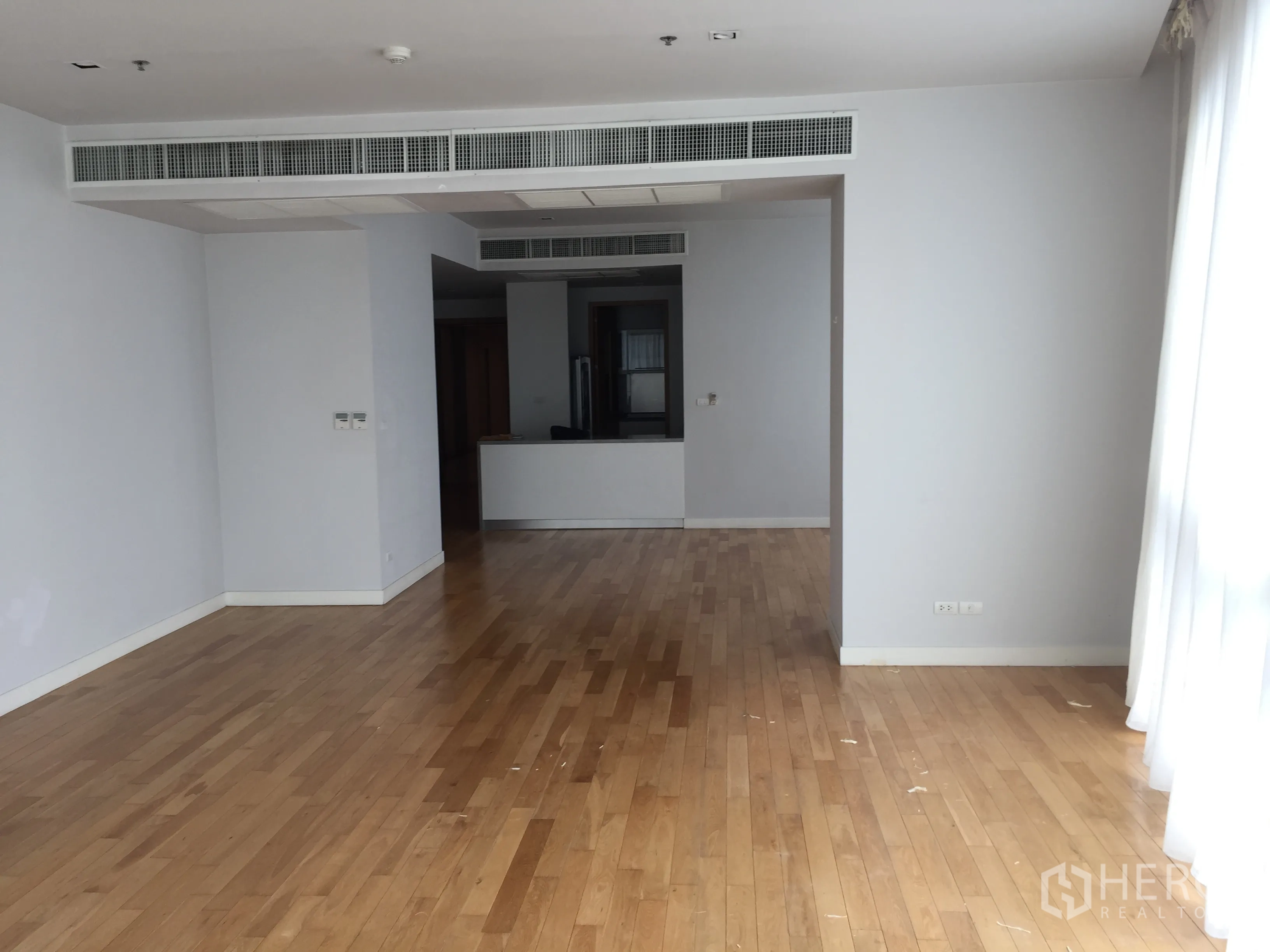 คอนโด ให้เช่าในKhlong Toei, Bangkok - โถงนั่งเล่นและรับประทานอาหารแบบเปิดโล่ง พื้นไม้สีอ่อน พร้อมแอร์แบบฝังฝ้า