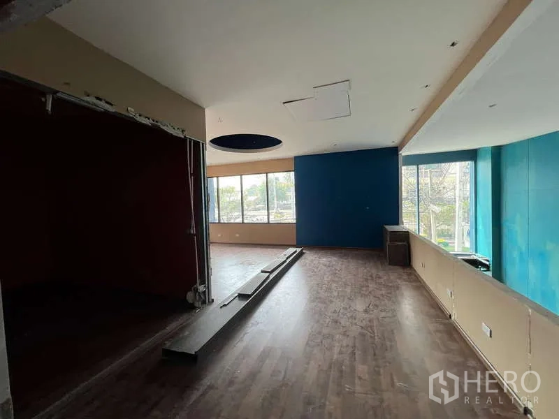 พื้นที่ขายปลีก ให้เช่าในPhaya Thai, Bangkok - ชั้นบนพื้นที่เปิดโล่ง หน้าต่างบานใหญ่ พื้นไม้ และฝ้าหลุมวงกลม