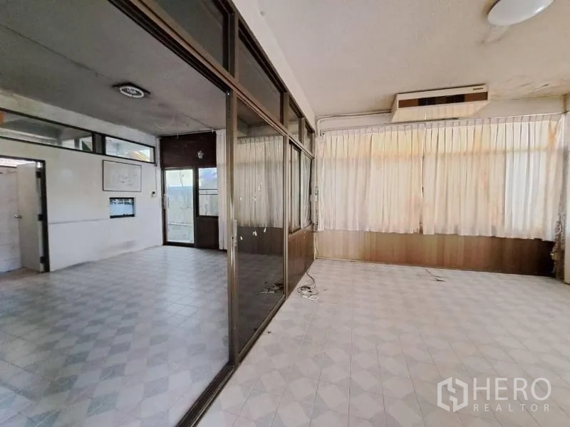 พื้นที่ขายปลีก ให้เช่าในSathon, Bangkok - พื้นที่ภายในกั้นด้วยผนังกระจกและผ้าม่านสูงเต็มผนัง