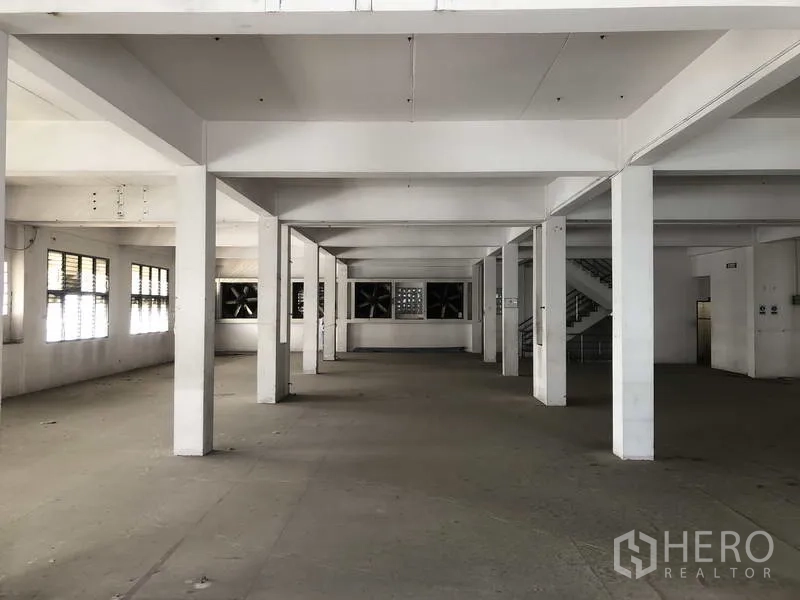 工厂 出租在Prawet, Bangkok - 带大型排风扇与侧窗的通风作业楼层