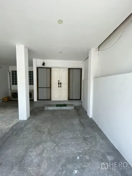 ทาวน์เฮาส์ ให้เช่าในPhra Khanong, Bangkok - ทางเข้าบ้านพร้อมประตูบานคู่และเฉลียงกันฝน