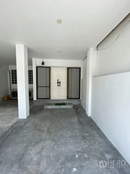 ทาวน์เฮาส์ ให้เช่าในPhra Khanong, Bangkok - ทางเข้าบ้านพร้อมประตูบานคู่และเฉลียงกันฝน