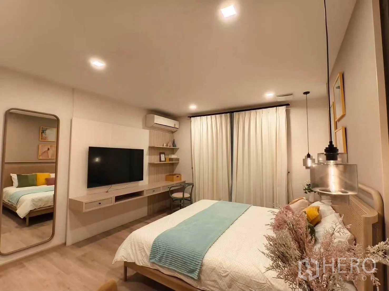 独栋房屋 for rent in Bang Phli, Samut Prakan - 主卧配大床、吊灯与落地窗帘。