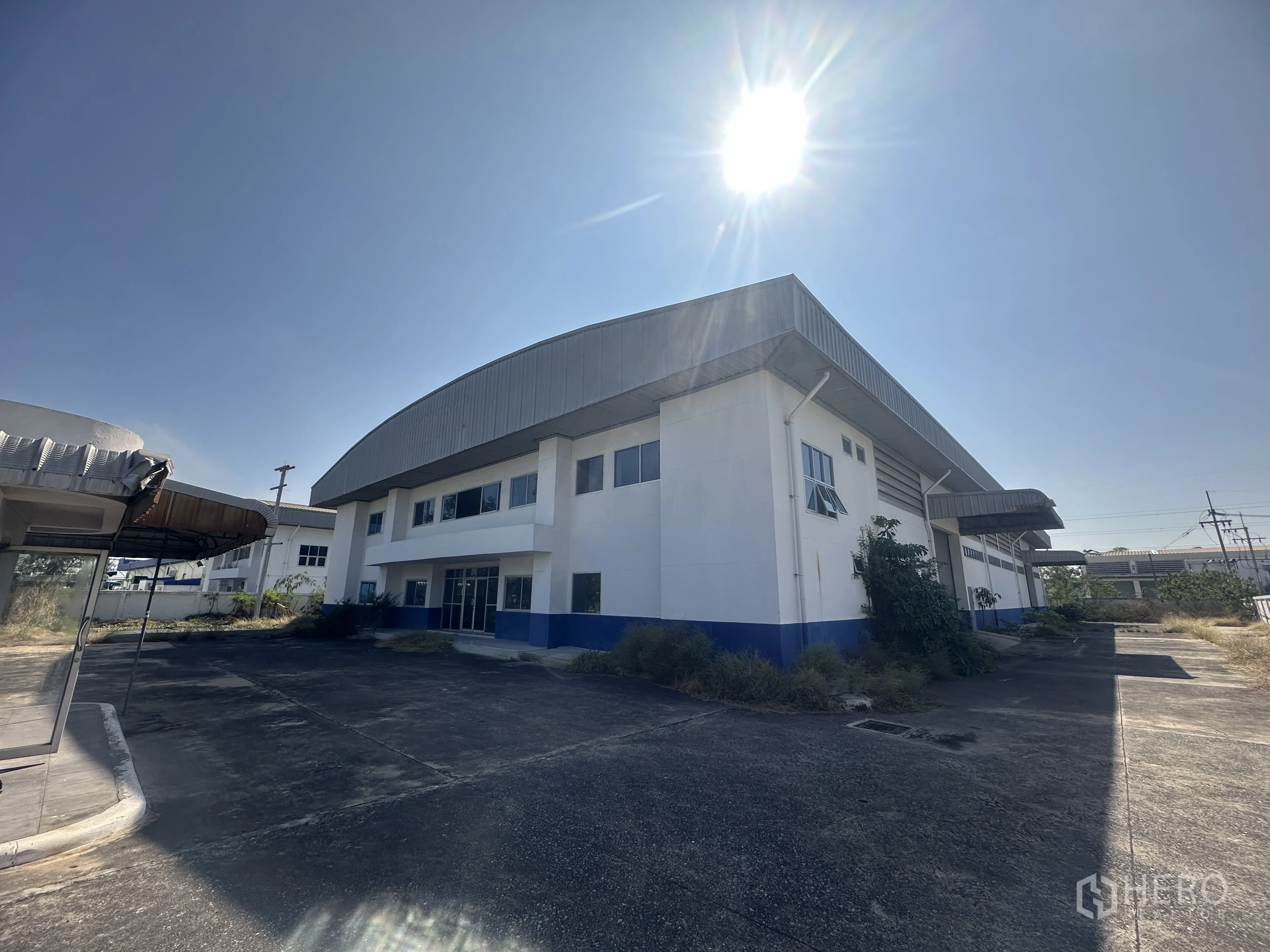 โรงงาน for rent in Bang Pa-in, Phra Nakhon Si Ayutthaya - มุมมองภายนอกอาคารโรงงาน หลังคาเมทัลชีท ลานคอนกรีตกว้าง ใต้ท้องฟ้าโปร่ง