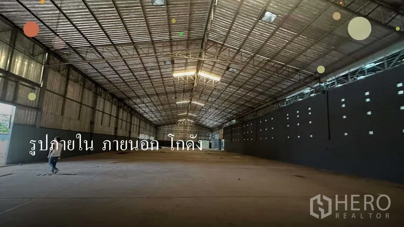Warehouse for rent in Phra Nakhon Si Ayutthaya - Wide storage area with smooth concrete slab and roof-mounted lights.