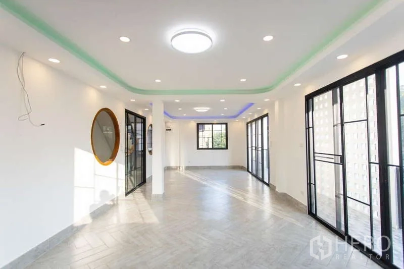สำนักงานที่บ้าน ขายในHuai Khwang, Bangkok - ชั้นบนกว้างขวาง ไฟซ่อนฝ้า LED และประตูกระจกบานเลื่อนหลายด้าน