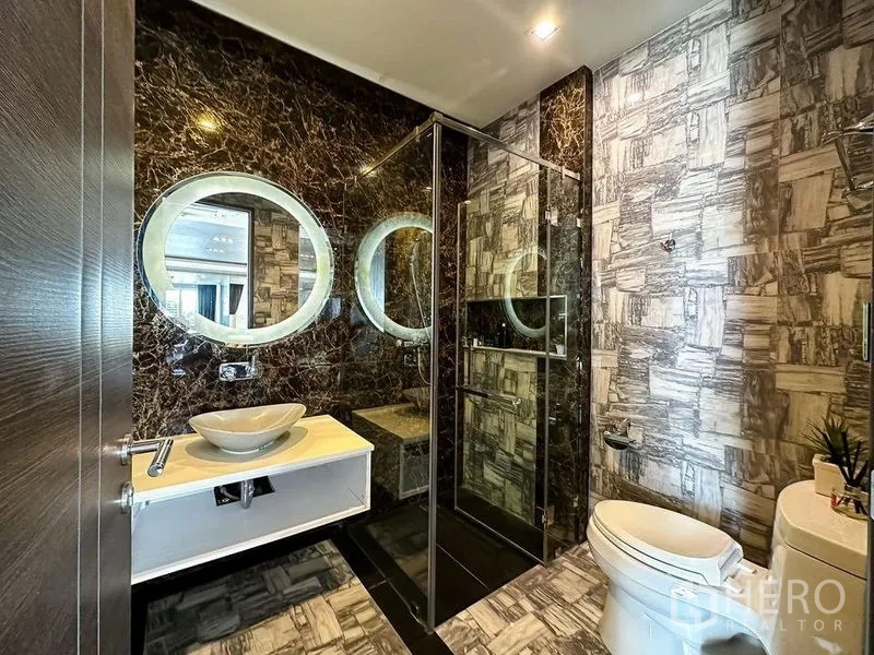 คอนโด ให้เช่าหรือขายในKhlong Toei, Bangkok - ห้องน้ำแขกสไตล์โมเดิร์น ฝักบัวกระจก กระจกเรืองแสงทรงกลม และผนังลวดลาย