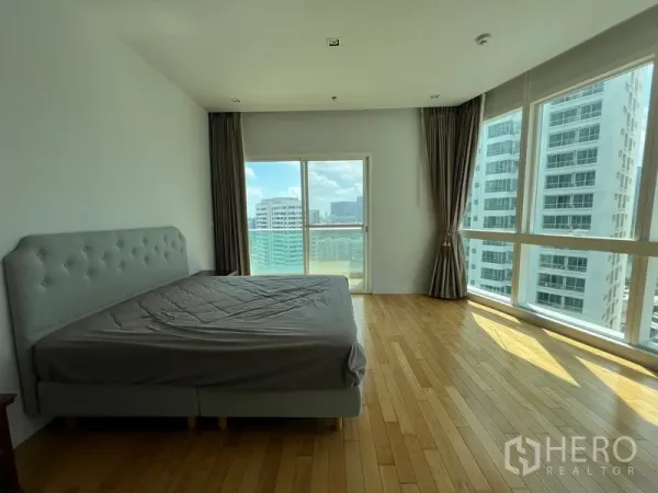 คอนโด ให้เช่าในKhlong Toei, Bangkok - ห้องนอนหลัก มีกระจกเข้ามุม ประตูระเบียง และพื้นไม้โทนอุ่น