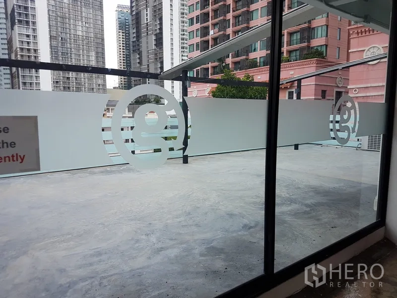 สำนักงานที่บ้าน ขายในKhlong Toei, Bangkok - พื้นที่ทำงานขนาดใหญ่ จัดเก้าอี้ ห้องกระจก และไฟแขวน