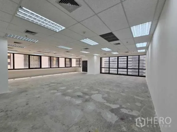 办公空间 出租在Bang Rak, Bangkok - 开放工作区，格栅天花、空调出风口，双面大窗。