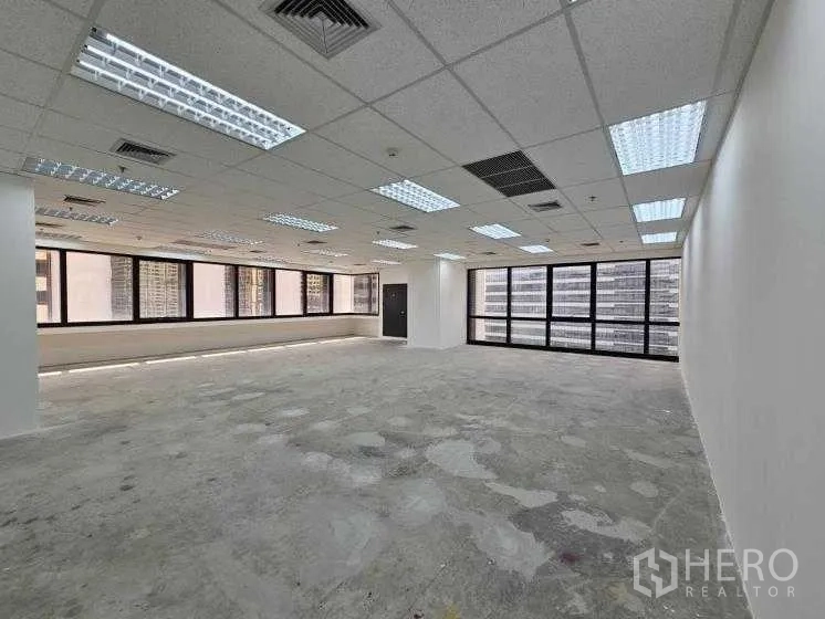 办公空间 出租在Bang Rak, Bangkok - 开放工作区，格栅天花、空调出风口，双面大窗。