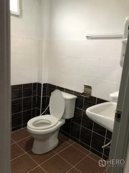 คลังสินค้า ให้เช่าในKhlong Sam Wa, Bangkok - ห้องน้ำสะอาดพร้อมโถสุขภัณฑ์ อ่างล้างมือ และกระเบื้องทูโทน