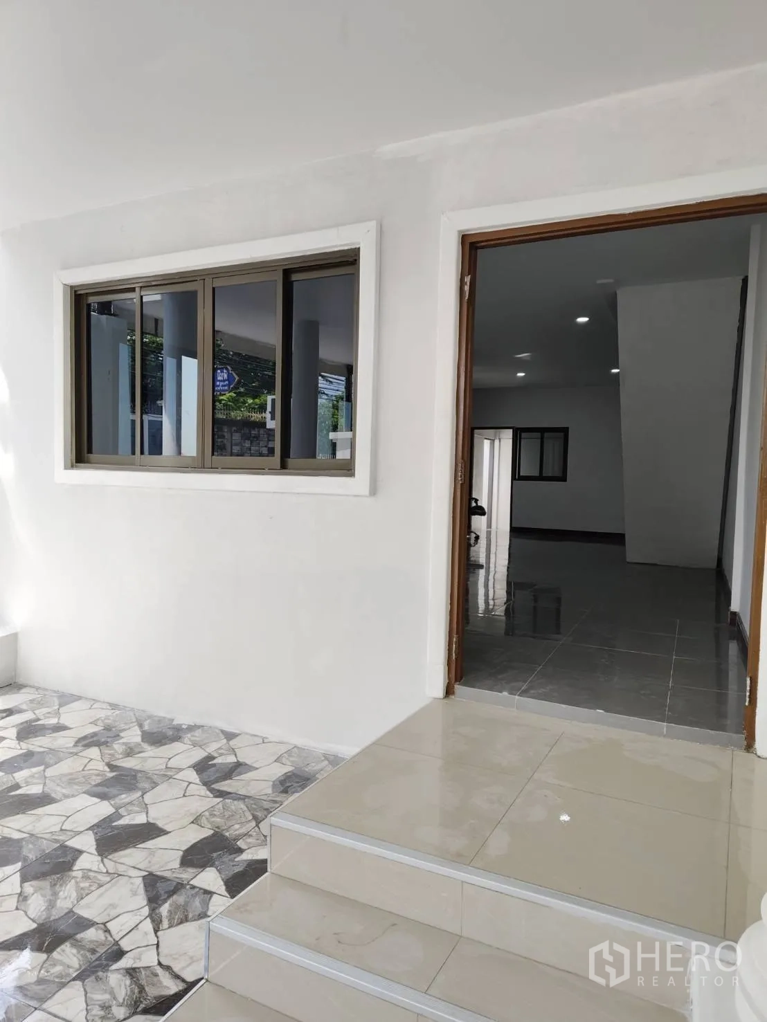 ทาวน์เฮาส์ ขายในPhra Khanong, Bangkok - เฉลียงทางเข้ามุงหลังคา พร้อมขั้นบันไดสู่ห้องนั่งเล่น