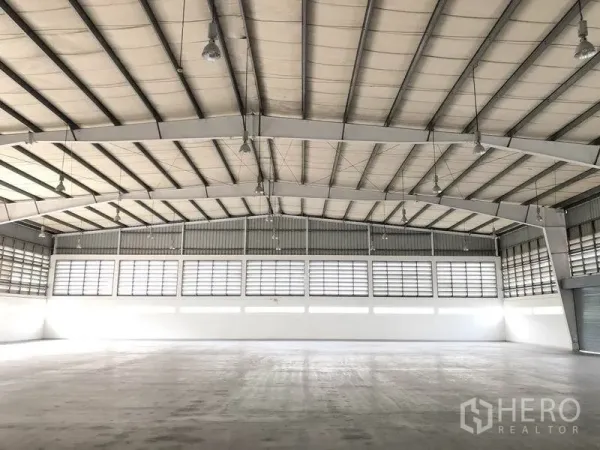 工厂 出租在Bang Pa-in, Phra Nakhon Si Ayutthaya - 宽敞生产车间，高跨钢结构屋顶与充足采光