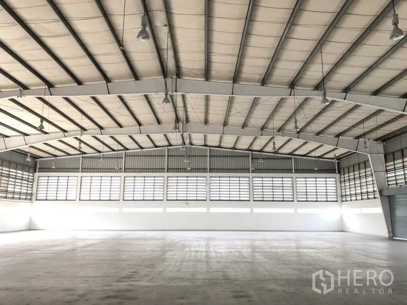 工厂 出租在Bang Pa-in, Phra Nakhon Si Ayutthaya - 宽敞生产车间，高跨钢结构屋顶与充足采光