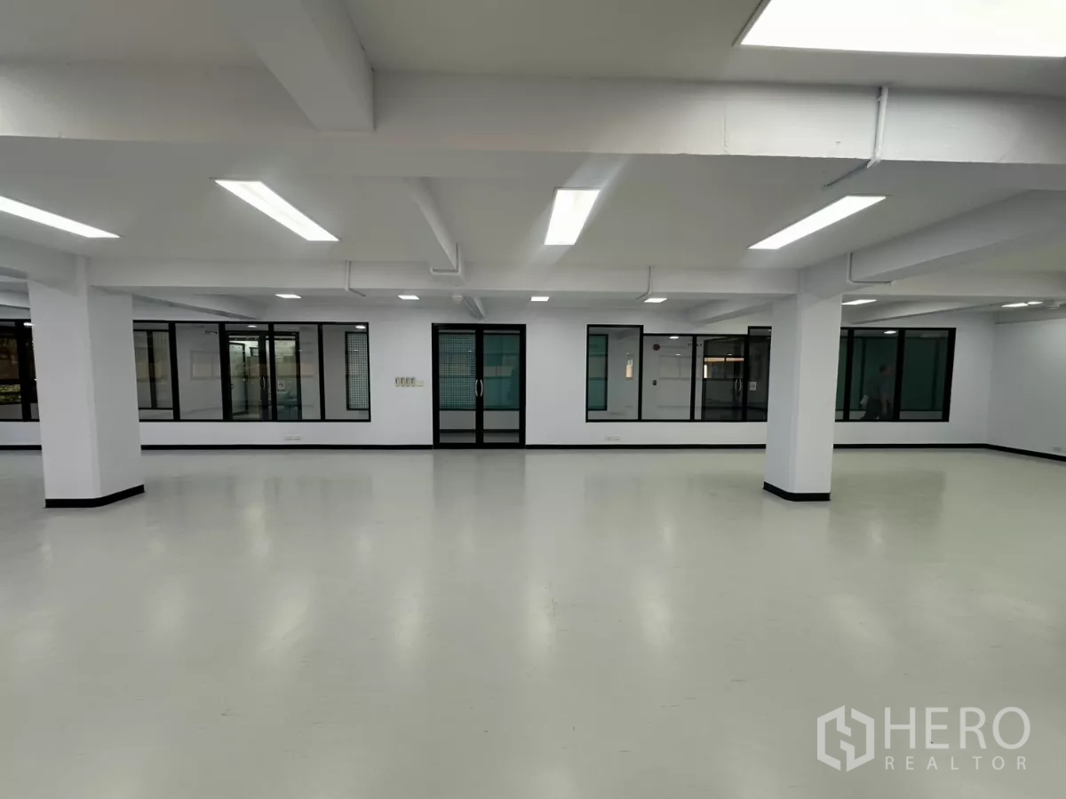 办公空间 出租 - 整洁可即刻入驻的办公室，玻璃入口与白色乙烯基地面。