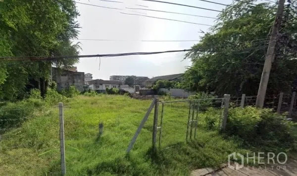 ที่ดิน ให้เช่าในKhlong Toei, Bangkok - ที่ดินหญ้าเขียว พื้นที่เรียบ มีกลอนประตูโลหะ และบ้านพักอาศัยรอบข้าง