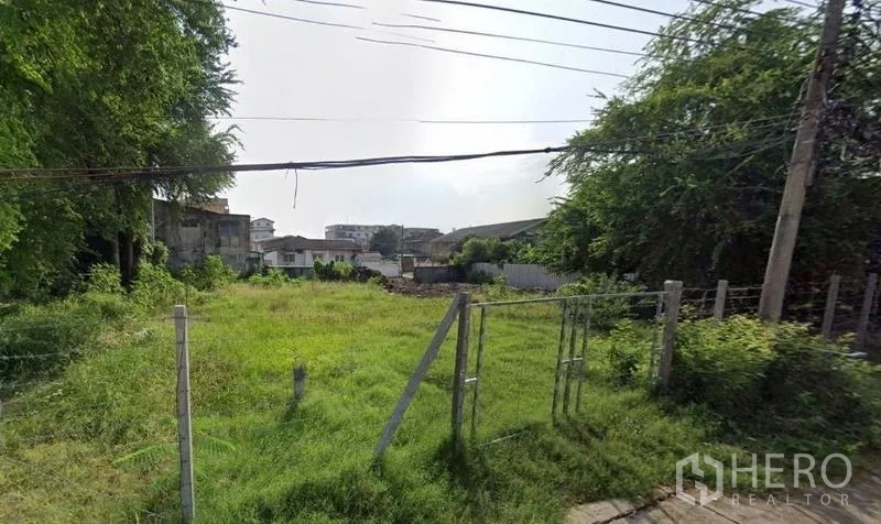 ที่ดิน ให้เช่าในKhlong Toei, Bangkok - ที่ดินหญ้าเขียว พื้นที่เรียบ มีกลอนประตูโลหะ และบ้านพักอาศัยรอบข้าง