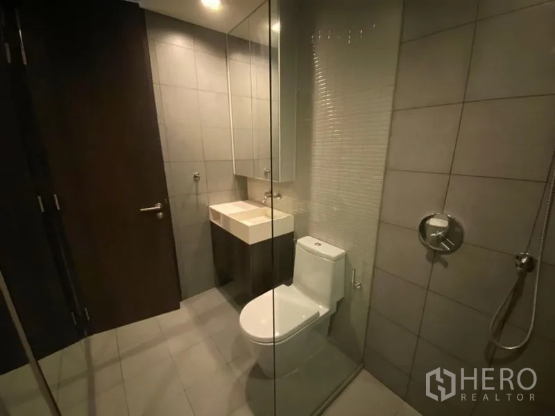 สำนักงาน ให้เช่าในPhaya Thai, Bangkok - ห้องน้ำอีกห้องพร้อมผนังกระจกใส อ่างล้างหน้า และชุดฝักบัว