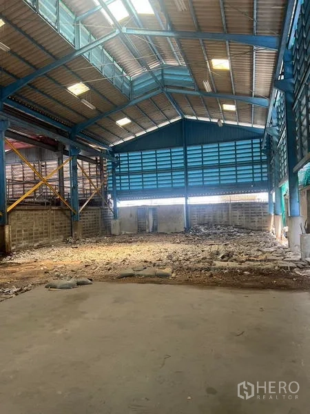 คลังสินค้า ให้เช่าในBang Kho Laem, Bangkok - ภายในโกดังหลังคาสูง โครงเหล็กช่วงกว้าง พื้นบางส่วนกำลังปรับปรุง