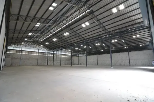 货栈 出租在Phra Pradaeng, Samut Prakan - 宽大的仓库空间，钢柱结构，隔热屋顶与明亮天窗。