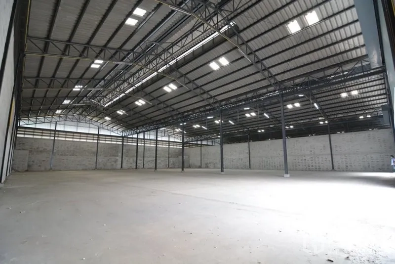 货栈 出租在Phra Pradaeng, Samut Prakan - 宽大的仓库空间，钢柱结构，隔热屋顶与明亮天窗。