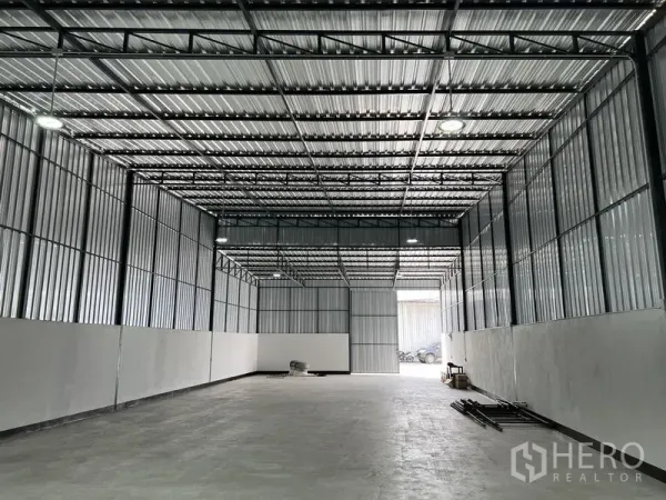 คลังสินค้า ให้เช่าในSaphan Sung, Bangkok - ภายในโกดัง เพดานสูง โครงเหล็ก พื้นคอนกรีต และไฟ LED สว่างทั่วถึง