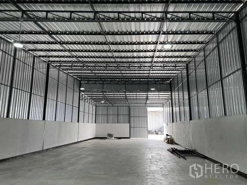 คลังสินค้า ให้เช่าในSaphan Sung, Bangkok - ภายในโกดัง เพดานสูง โครงเหล็ก พื้นคอนกรีต และไฟ LED สว่างทั่วถึง