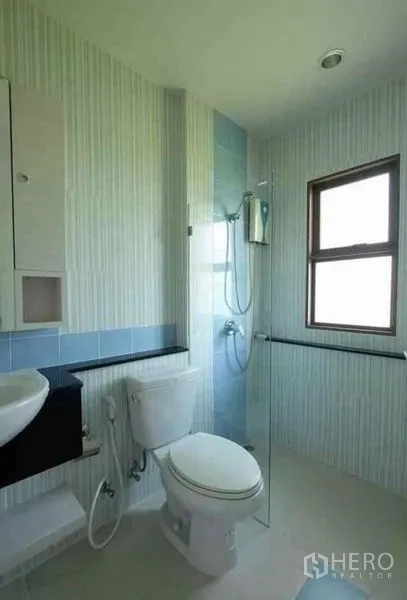 ทาวน์เฮาส์ ให้เช่า - ห้องน้ำพร้อมฉากกั้นอาบน้ำ โถสุขภัณฑ์ และหน้าต่างรับแสงธรรมชาติ