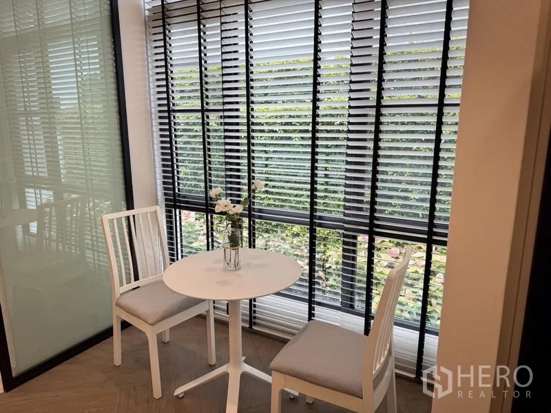 独立式住宅 出租或出售 - 采光良好的早餐角，圆桌两椅，旁有百叶窗。