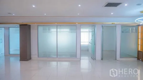 สำนักงาน ให้เช่าในChatuchak, Bangkok - พื้นที่ทำงานเปิดโล่งพร้อมแผงกระจกฝ้าบานใหญ่ ประตูบานกระจก และแสงธรรมชาติผ่านมู่ลี่