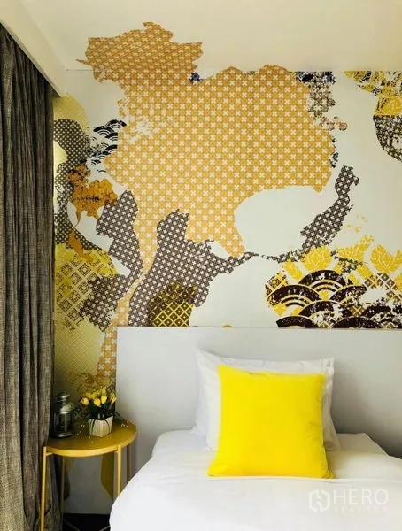 ทาวน์เฮาส์ ให้เช่าในKhlong Toei, Bangkok - ห้องนอนเตียงเดี่ยว ผนังลายแผนที่ตกแต่ง โทนเหลืองสดใส