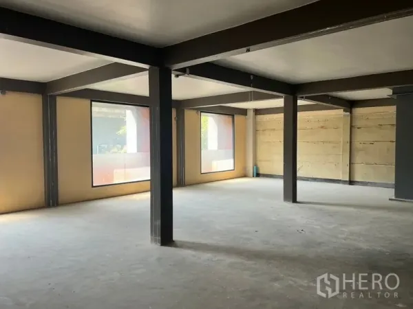 พื้นที่ขายปลีก ให้เช่าในWatthana, Bangkok - พื้นที่ค้าปลีกมุมอาคาร หน้าต่างขนาดใหญ่หลายบาน แปลนโล่ง ใกล้ BTS พร้อมพงษ์