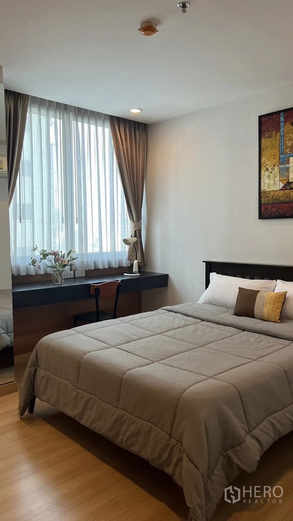 คอนโด for rent in Pathum Wan, Bangkok - ห้องนอนที่สองพร้อมเตียง โต๊ะทำงานริมหน้าต่าง และโทนสีเรียบหรู