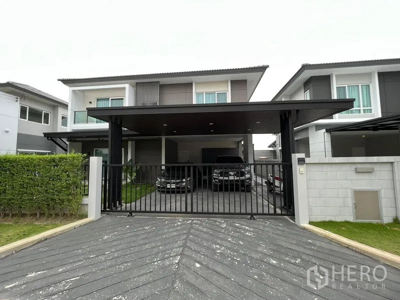 บ้าน ให้เช่าหรือขายในLat Krabang, Bangkok - บ้านเดี่ยวสองชั้นสไตล์โมเดิร์น พร้อมประตูรั้วและโรงจอดรถหลังคากว้าง