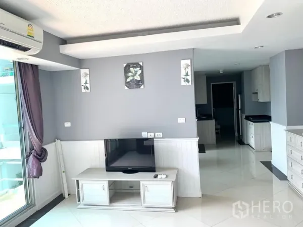 คอนโด ให้เช่าในKhlong Toei, Bangkok - ห้องนั่งเล่นพร้อมชั้นวางทีวี ฝ้าซ่อนไฟ เชื่อมครัวแบบโอเพ่นแพลน