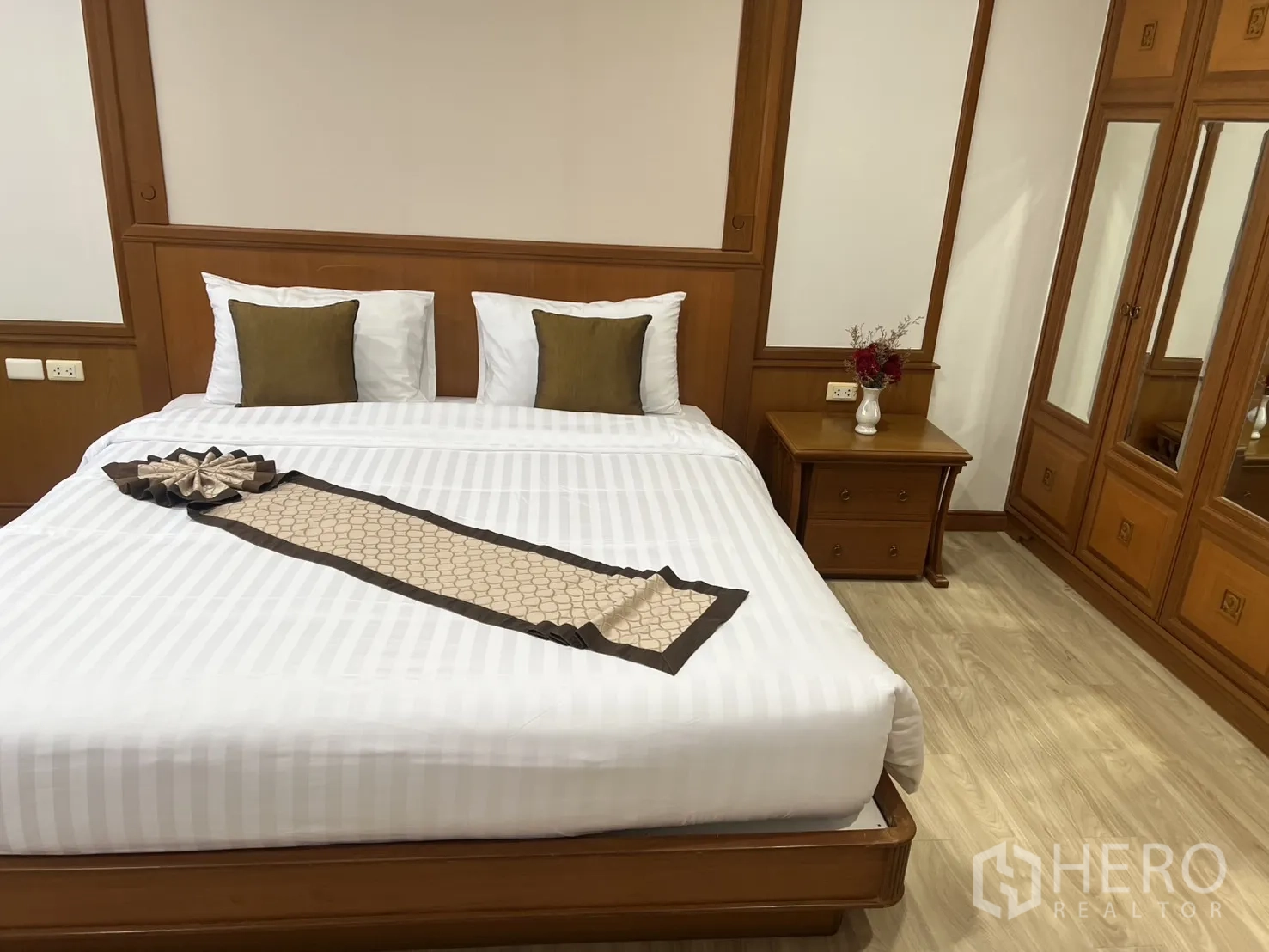 คอนโด ให้เช่าในKhlong Toei, Bangkok - ห้องนอนเตียงคู่ พร้อมโต๊ะหัวเตียง และตู้เสื้อผ้าบิวท์อินบานกระจก