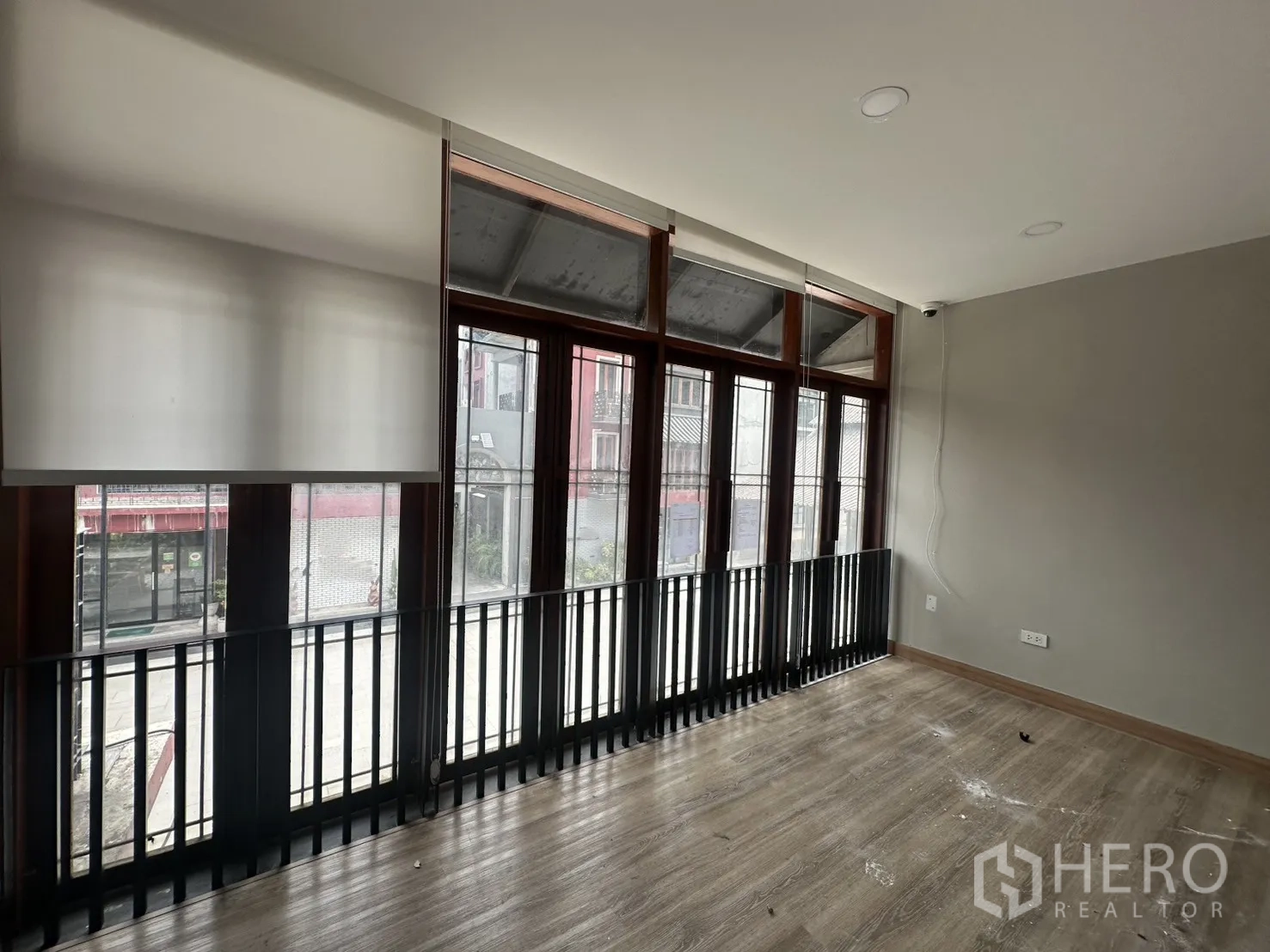 带办公室的家 出租在Pathum Wan, Bangkok - 采光充足的房间，整面落地窗、卷帘与木地板