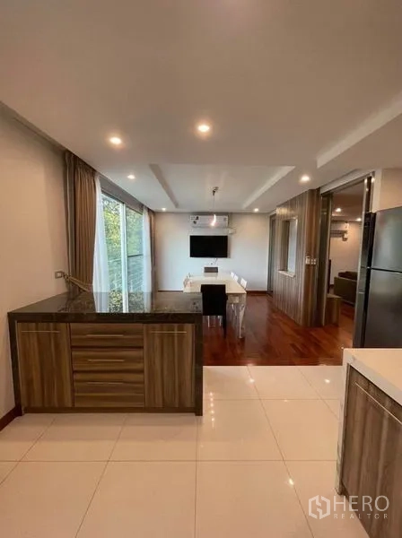 คอนโด ให้เช่าในKhlong Toei, Bangkok - พื้นที่รับประทานอาหารแบบเปิด ติดหน้าต่างบานใหญ่จากพื้นจรดเพดาน พร้อมผนังบิวท์อิน