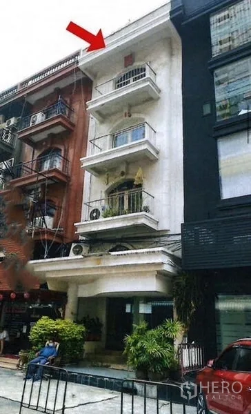 店屋 出租或出售在Bangkok - 四层联排商铺外立面，带阳台，位于商圈街排。