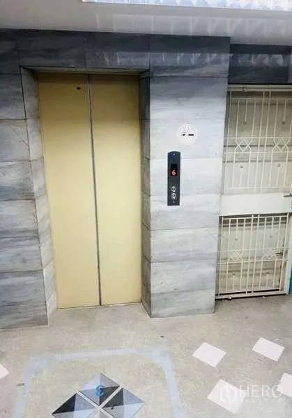 สำนักงานที่บ้าน ขายในHuai Khwang, Bangkok - ลิฟต์โดยสารและโถงบันไดที่ปลอดภัยภายในอาคาร