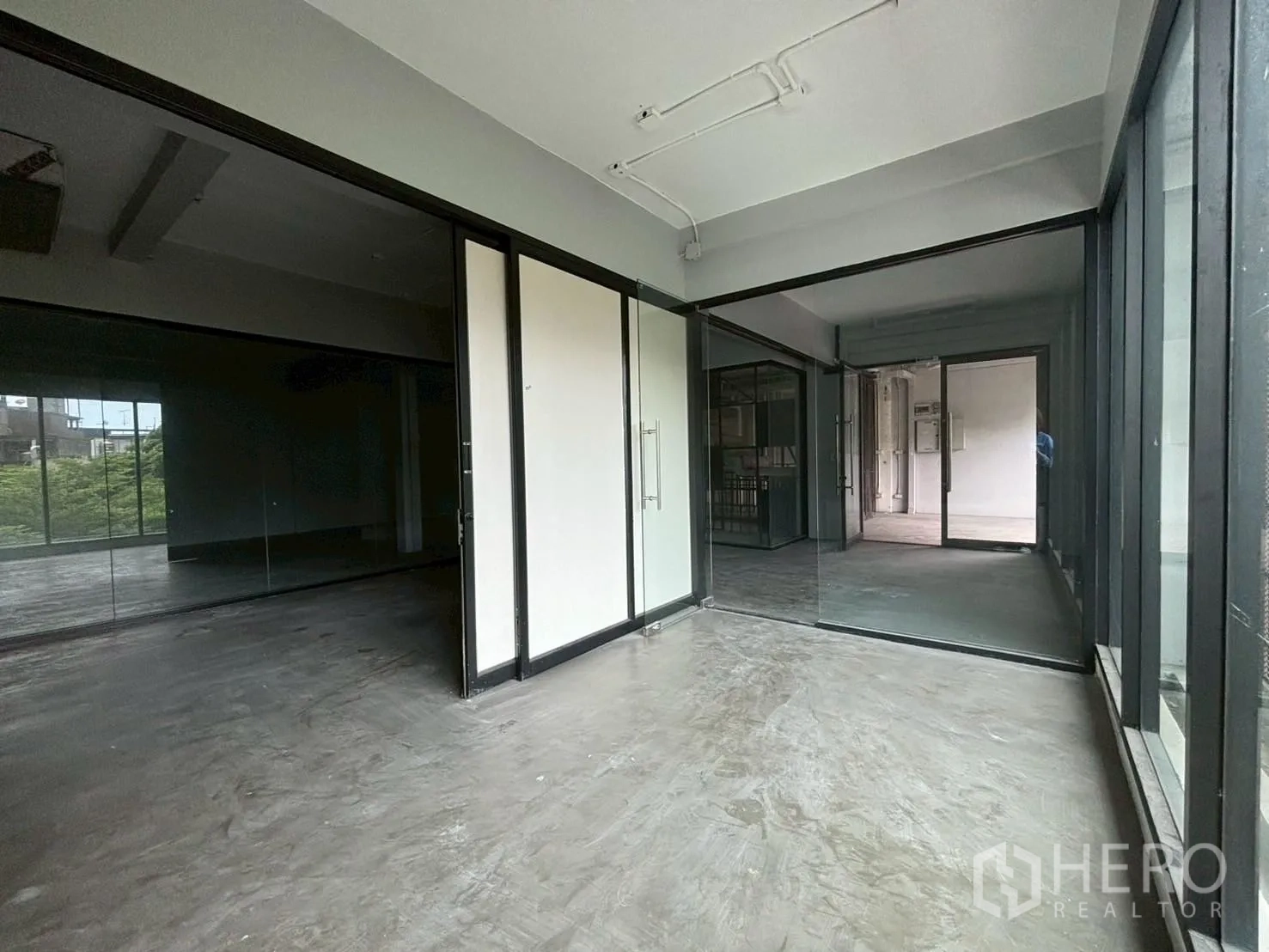 สำนักงาน ให้เช่า - ห้องกั้นกระจกเชื่อมต่อด้วยทางเดิน รับแสงธรรมชาติทั่วถึง.