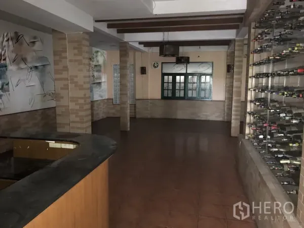 零售空间 出租在Khlong Toei, Bangkok - 宽敞室内零售空间，吧台、地砖、墙面展示架与装饰横梁