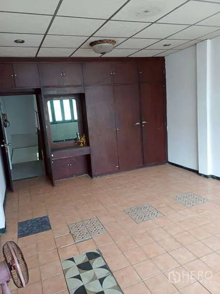 Shophouse for rent in Pom Prap Sattru Phai, Bangkok - Room with large built-in wardrobes and tiled floor, ideal as bedroom or office.