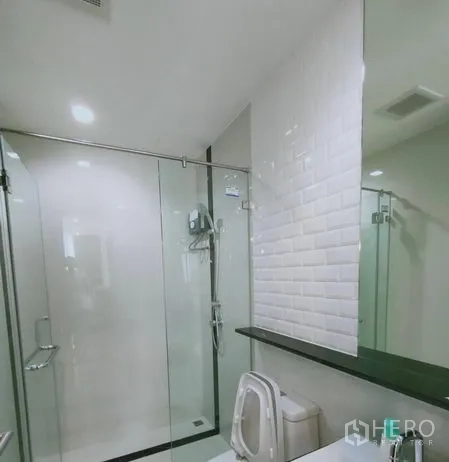 คอนโด ให้เช่าในRatchathewi, Bangkok - ห้องน้ำสมัยใหม่ ปูกระเบื้องซับเวย์สีขาว มีกระจกบานใหญ่ และตู้ shower กระจกใส.