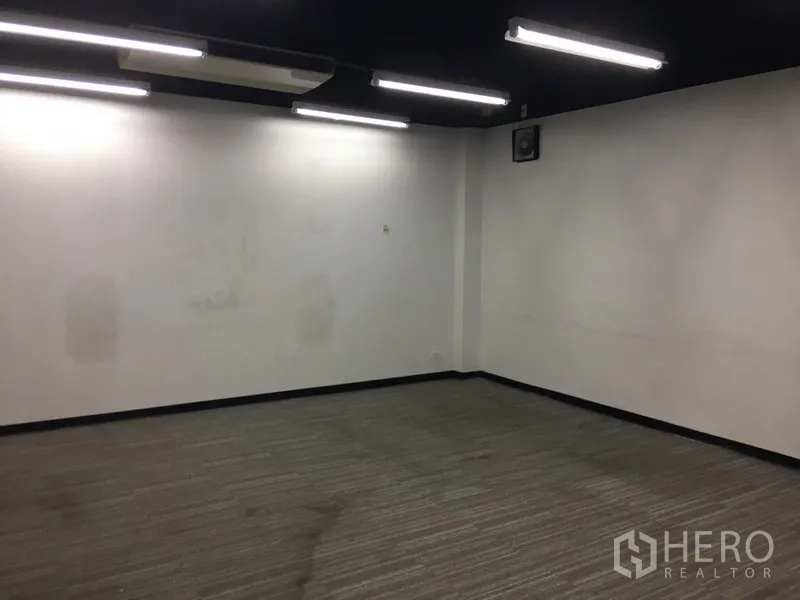 สำนักงาน ให้เช่าในHuai Khwang, Bangkok - ห้องประชุมปูพรม ผนังสีขาว ไฟเส้นแนวยาวบนเพดาน