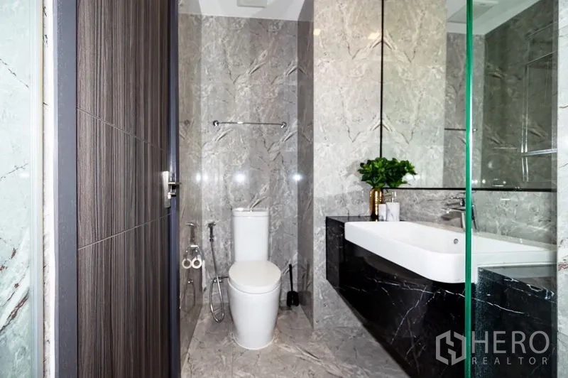 คอนโด ให้เช่าในWatthana, Bangkok - ห้องน้ำสมัยใหม่ ปูกระเบื้องลายหินอ่อน มีฉากกั้นอาบน้ำกระจก และอ่างล้างหน้าแบบแขวน