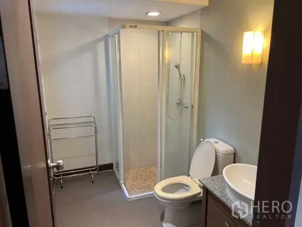 อพาร์ทเมนท์ ให้เช่าในWatthana, Bangkok - ห้องน้ำสไตล์โมเดิร์นพร้อมตู้ชาวเวอร์กระจก โถสุขภัณฑ์ และอ่างล้างหน้าทรงถ้วย