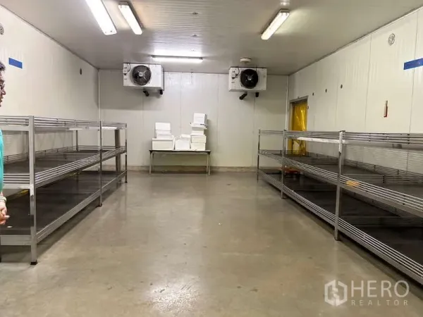Warehouse for rent in Sam Phran, Nakhon Pathom - Cold storage room with stainless racks and ceiling-mounted cooling units.