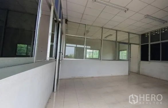 คลังสินค้า ให้เช่าในChaloem Phra Kiat, Nakhon Ratchasima - พื้นที่สำนักงานฝ้าทีบาร์ ไฟฟลูออเรสเซนต์ และผนังกระจก